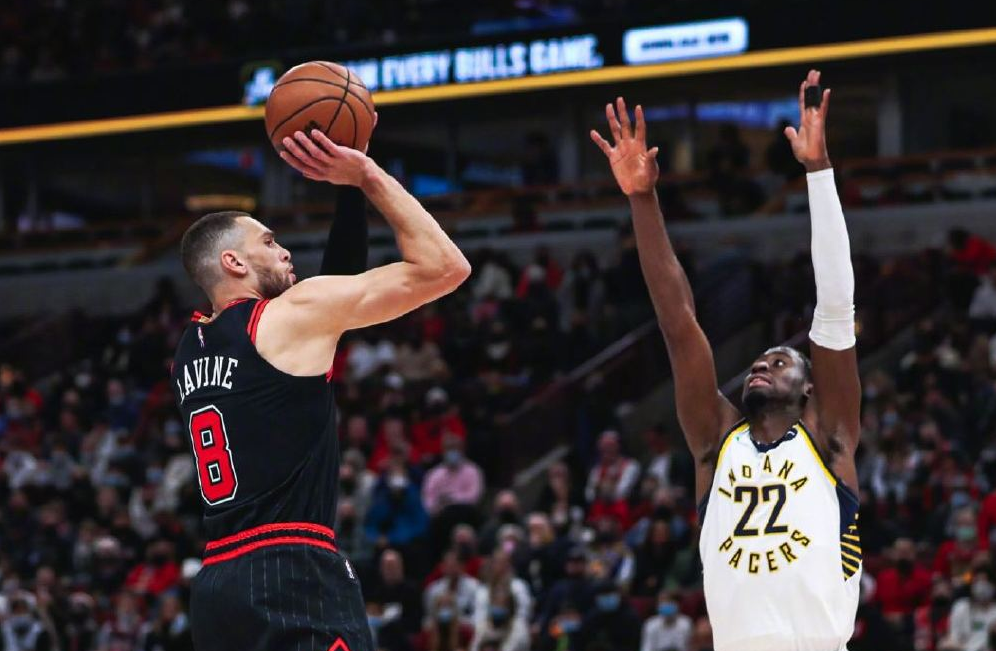 黑白直播nba-步行者硬仗取胜篮网，拉文表现堪称教科书